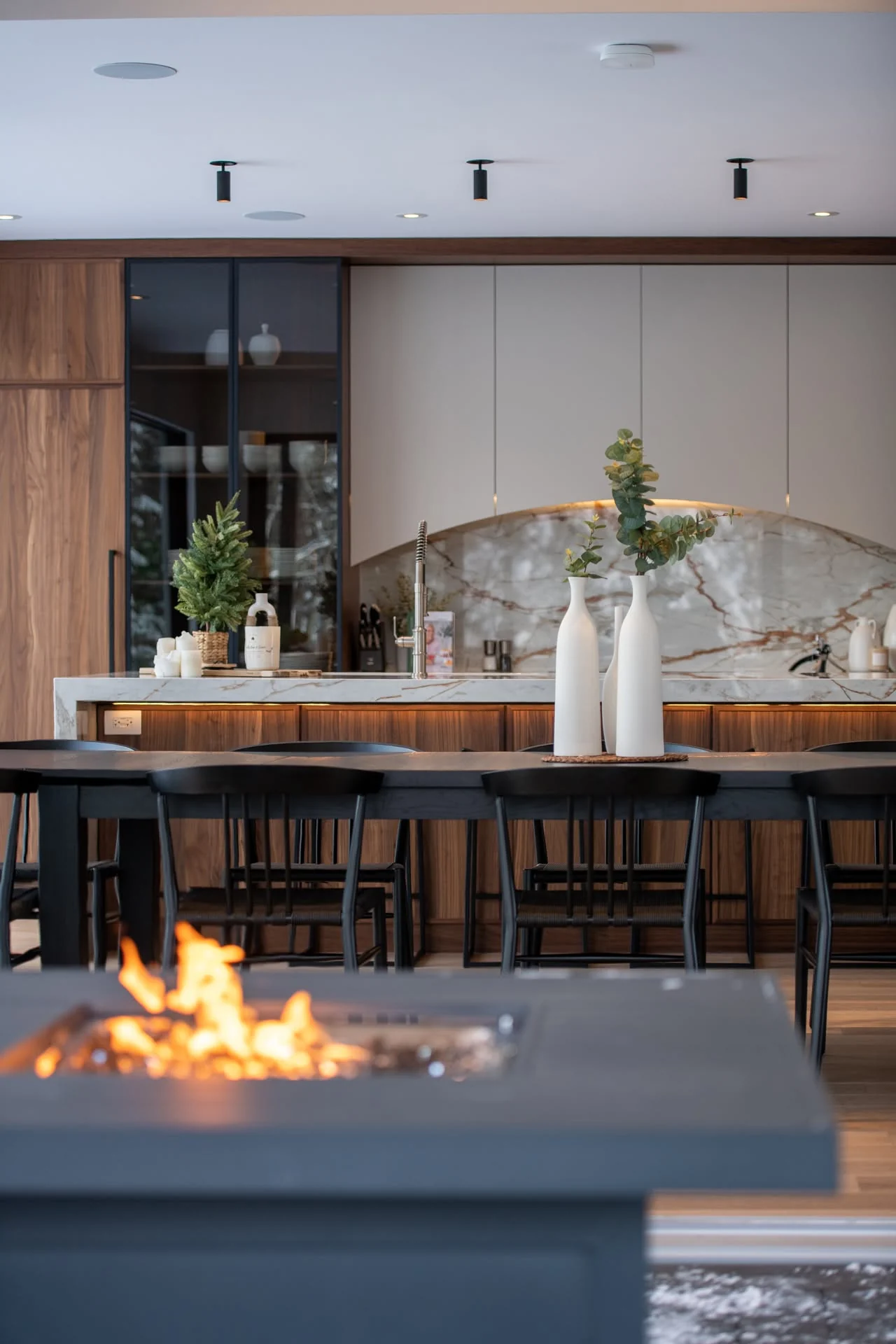Foyer au premier plan devant une table et un espace de vie ouvert
